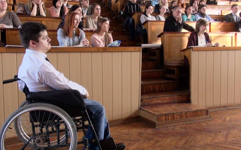 «Людина на інвалідному кріслі живе в соціальному середовищі, але середовище не ідеальне», — Іван Бондаренко