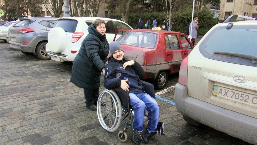 «Людина на інвалідному кріслі живе в соціальному середовищі, але середовище не ідеальне», — Іван Бондаренко Івано Бондаренко з мамою