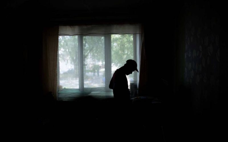 Міша івашура на фоні вікна