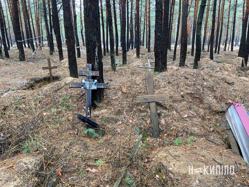 Масове поховання в Ізюмі. Фото: Ігор Лептуга