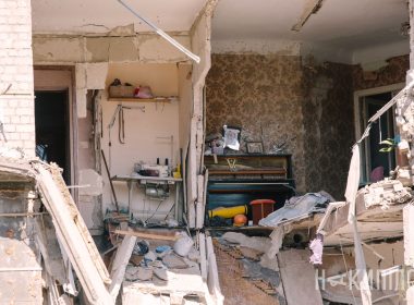 частини зруйнованої квартири після обстрілу