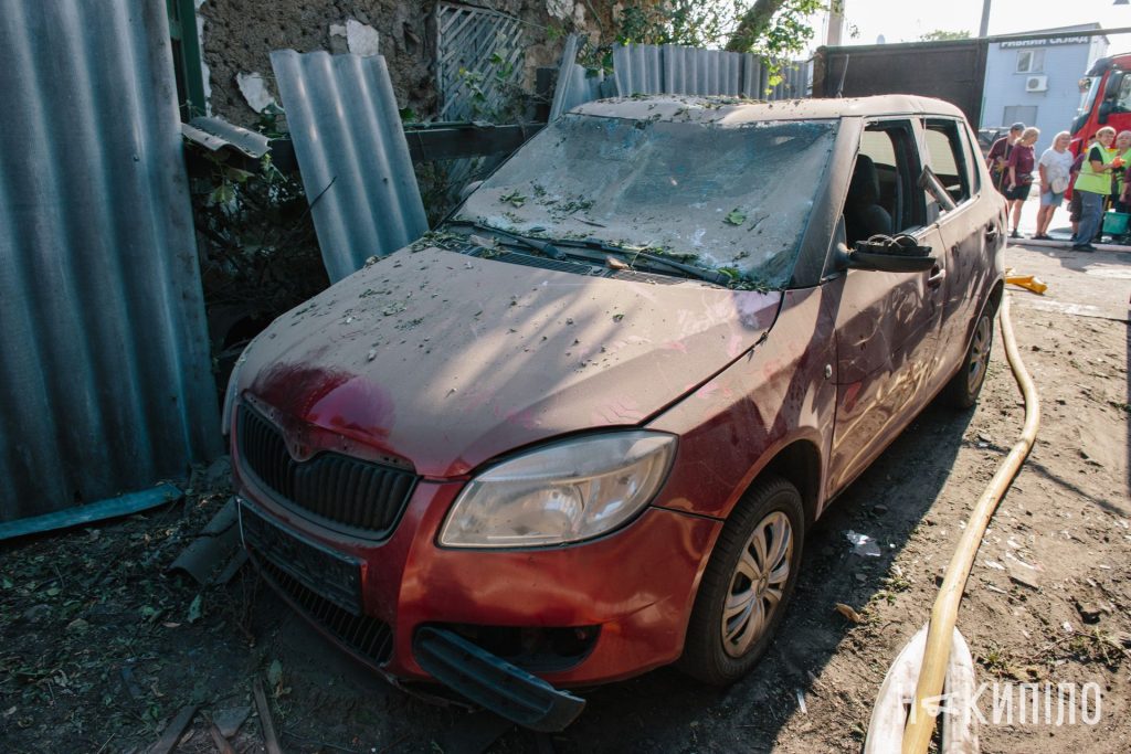 Зруйнований автомобіль після обстрілу