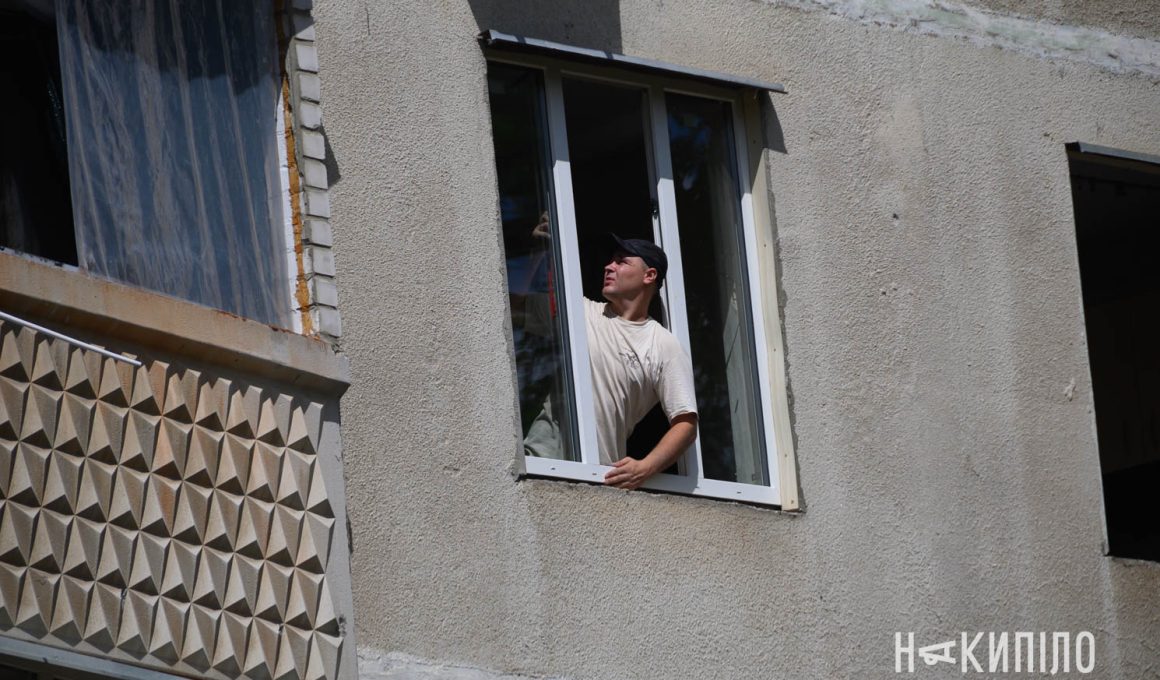 Наслідки обстрілу та відновлення по адресу проспект Перемоги будинок 64