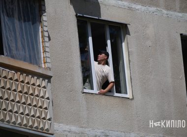 Наслідки обстрілу та відновлення по адресу проспект Перемоги будинок 64