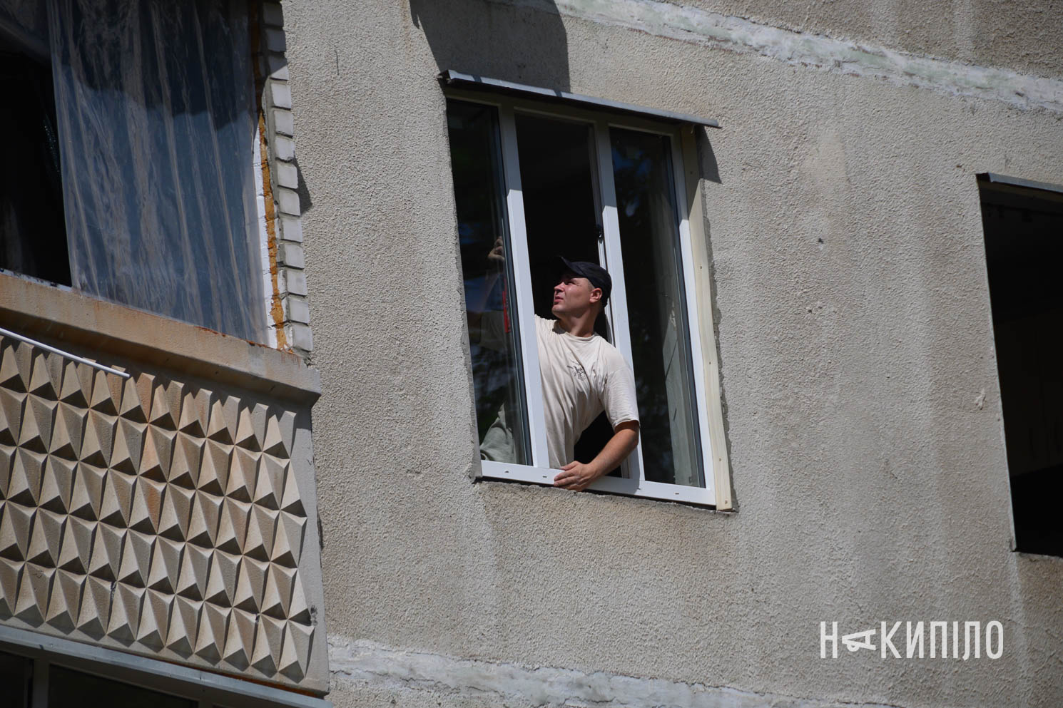 Наслідки обстрілу та відновлення по адресу проспект Перемоги будинок 64