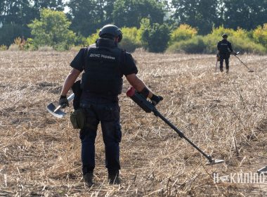 Зведений загін ДСНС розміновує поля Чугуєвського району Харківської області