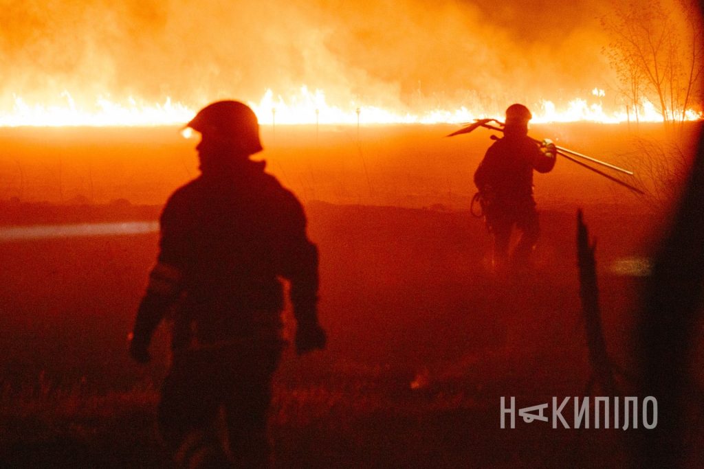 Рятувальники на Харківщині близько 6500 разів виїжджали усувати наслідки атак рф Рятувальники гасять пожежу, що виникла після ударів авіабомбами по Київському району Харкова, 15 вересня Фото: Павло Пахоменко