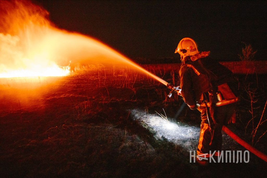 Рятувальники гасять пожежу, що виникла після ударів авіабомбами по Київському району Харкова, 15 вересня Фото: Павло Пахоменко