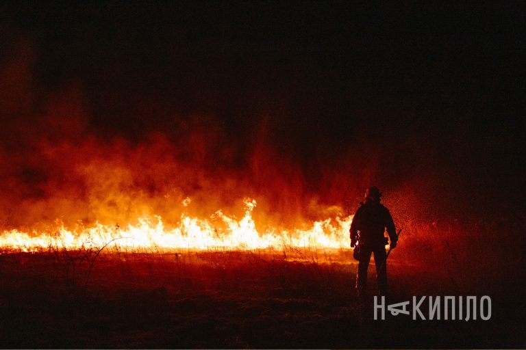 Рятувальники гасять пожежу, що виникла після ударів авіабомбами по Київському району Харкова, 15 вересня Фото: Павло Пахоменко