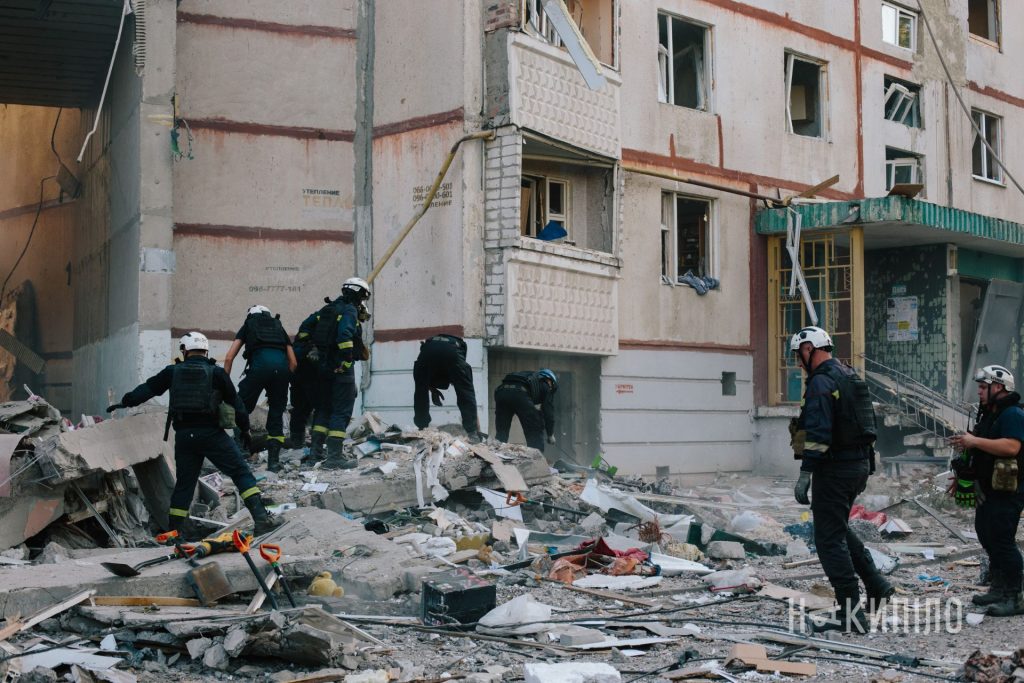 розбір завалів після обстрілу