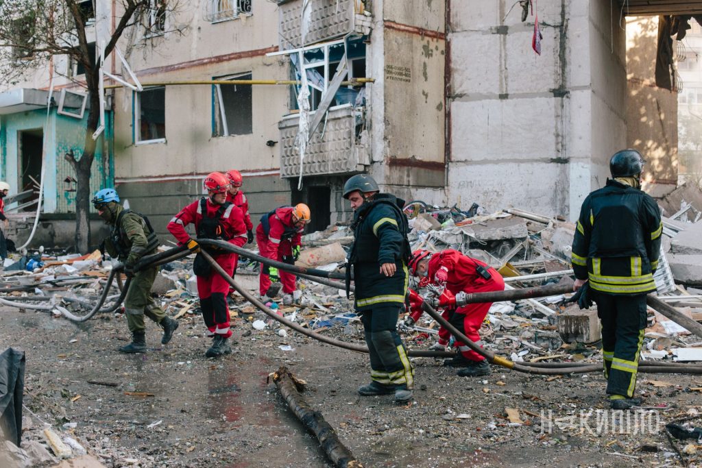 Рятувальники на місці обстрілу в Харкові