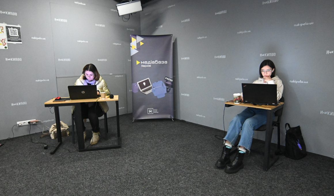 Журналісти працюють під час блекауту у Харкові. Фото: Медіабаза Харків