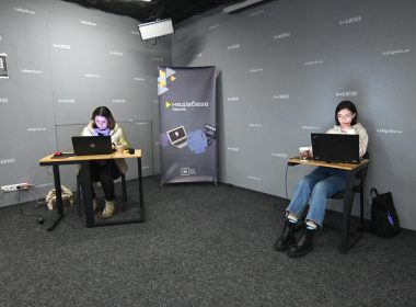 Журналісти працюють під час блекауту у Харкові. Фото: Медіабаза Харків