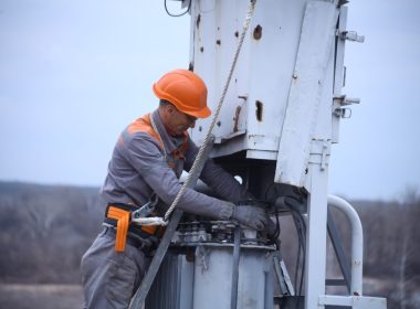 енергетики повертають світло на Харківщині