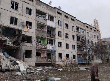 Наслідки влучання ворожої авіабомби по Куп'янську. Фото: облпрокуратура