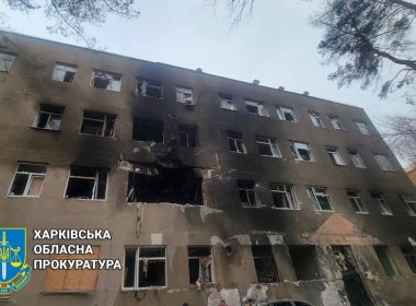 Наслідки влучання дрону в Чугуєві. Фото: облпрокуратура