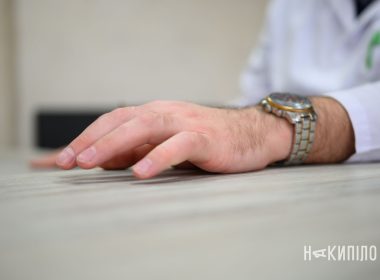 Обласна лікарня, стіл для роботи з мінно-вибуховими хірург Олег волченко , Фото: Ігор Лептуга,