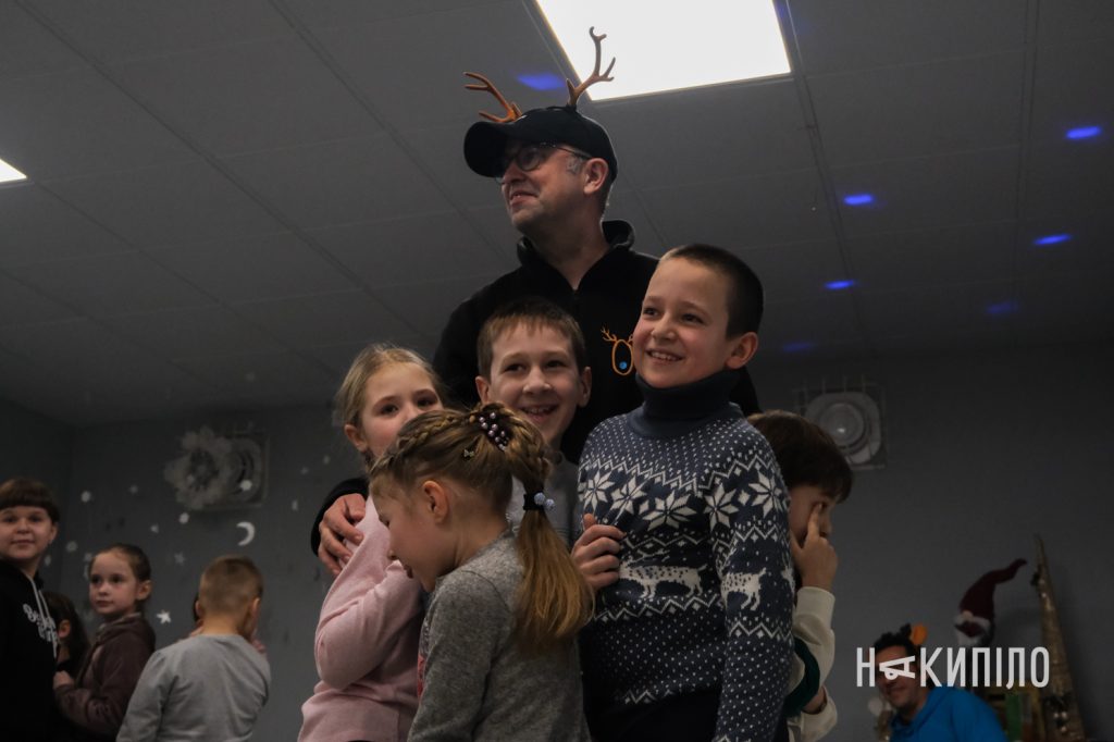 Дитина просить про Перемогу й акрилові маркери: зимові свята на прифронтових територіях 9 Олені святого Миколая у Безруках