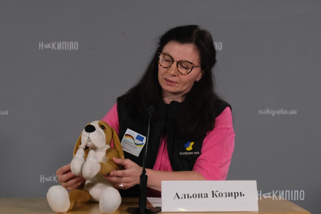 Альона Козирь демонструє іграшку Хібукі.