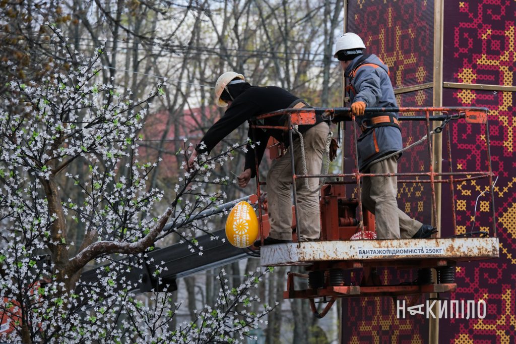 Харків прикрашають до Пасхи