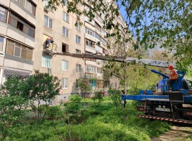 Комунальники лагодять вікна в Слобідському районі Харкова після нічної атаки БпЛА 25 квітня