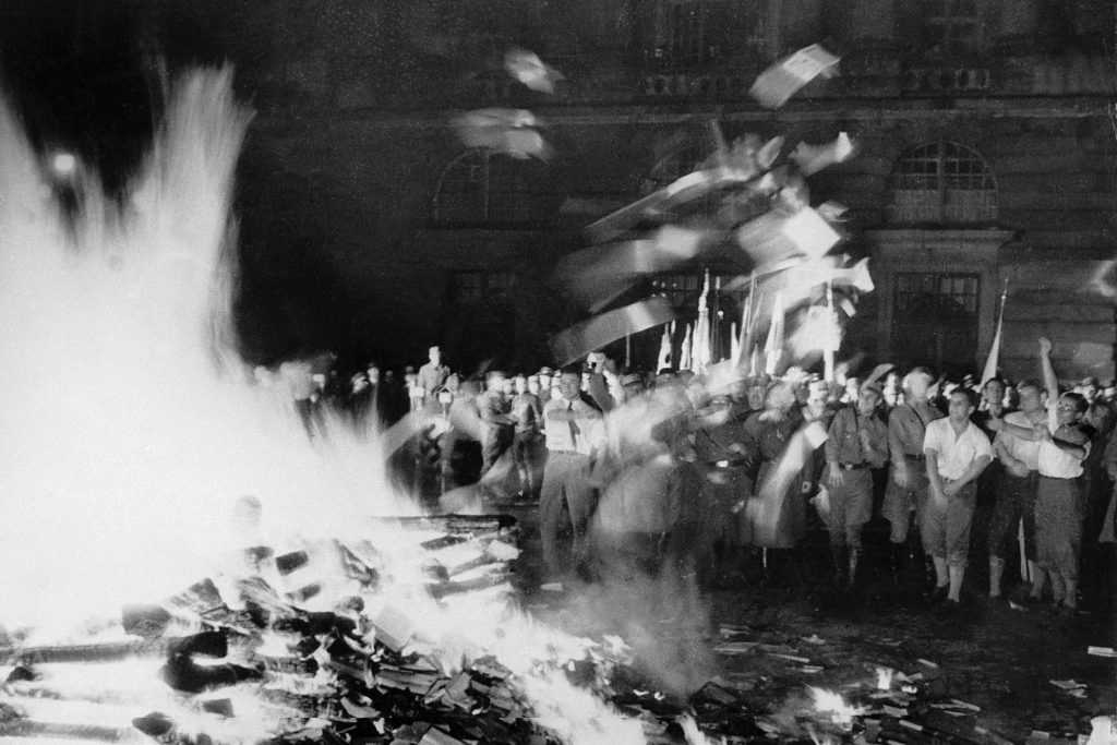 Смолоскипна хода нацистів під час спалення книжок у Берліні, 10 травня 1933 року.