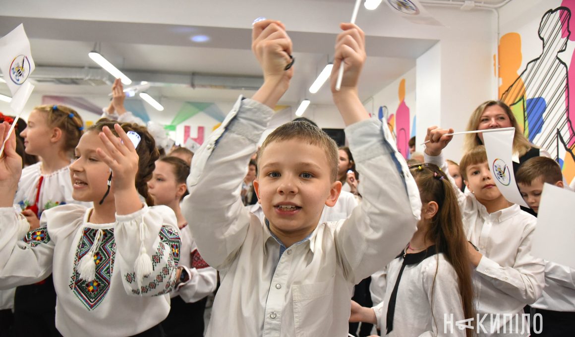 Останній дзвоник 2025 у Харкові, на фото багато святкуючих дітей Фото: Ігор Лептуга