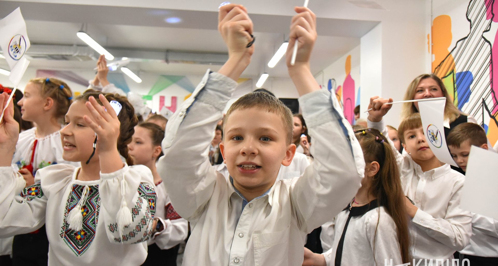 Останній дзвоник 2025 у Харкові, на фото багато святкуючих дітей Фото: Ігор Лептуга