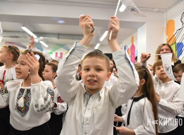 Останній дзвоник 2025 у Харкові, на фото багато святкуючих дітей Фото: Ігор Лептуга