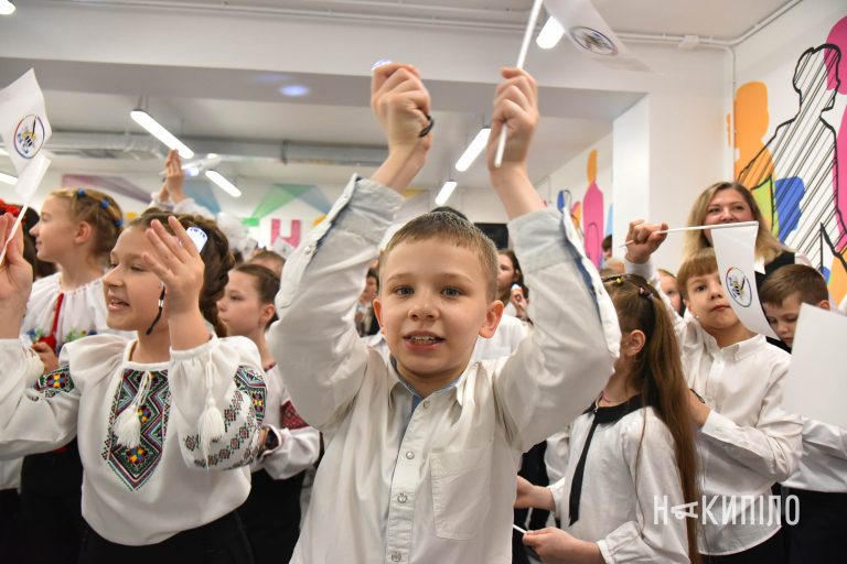 Останній дзвоник 2025 у Харкові, на фото багато святкуючих дітей Фото: Ігор Лептуга