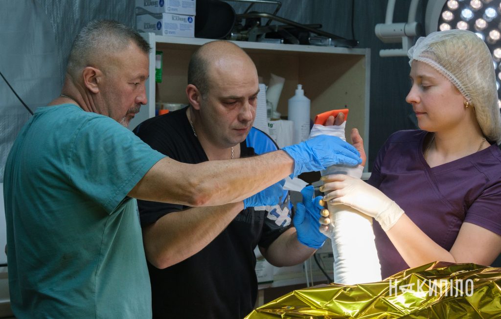 Стабілізаційний пункт, стабпункт, Вовчанський напрямок, медики, лікарі, лікарня, поранені військові, поранення, Фото: Ігор Лептуга