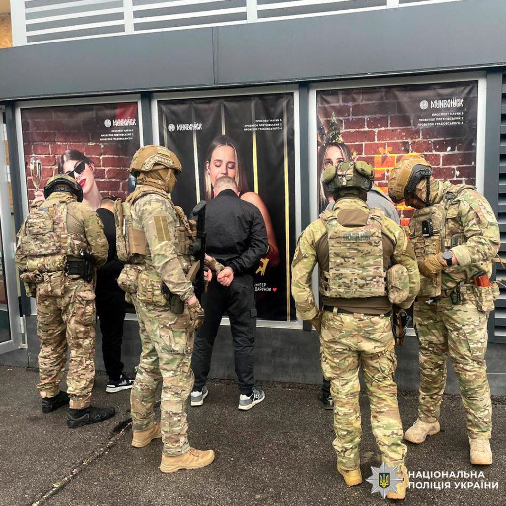 Затримання крадіїв, поліція