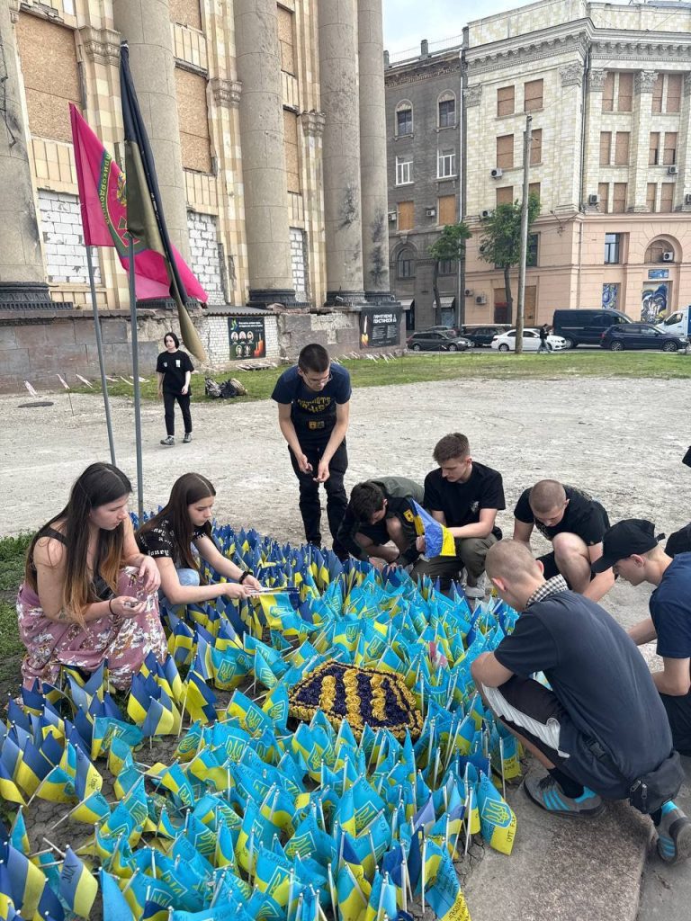 Меморіал з прапорами бригад, які боронять Харківщину біля ХОВА