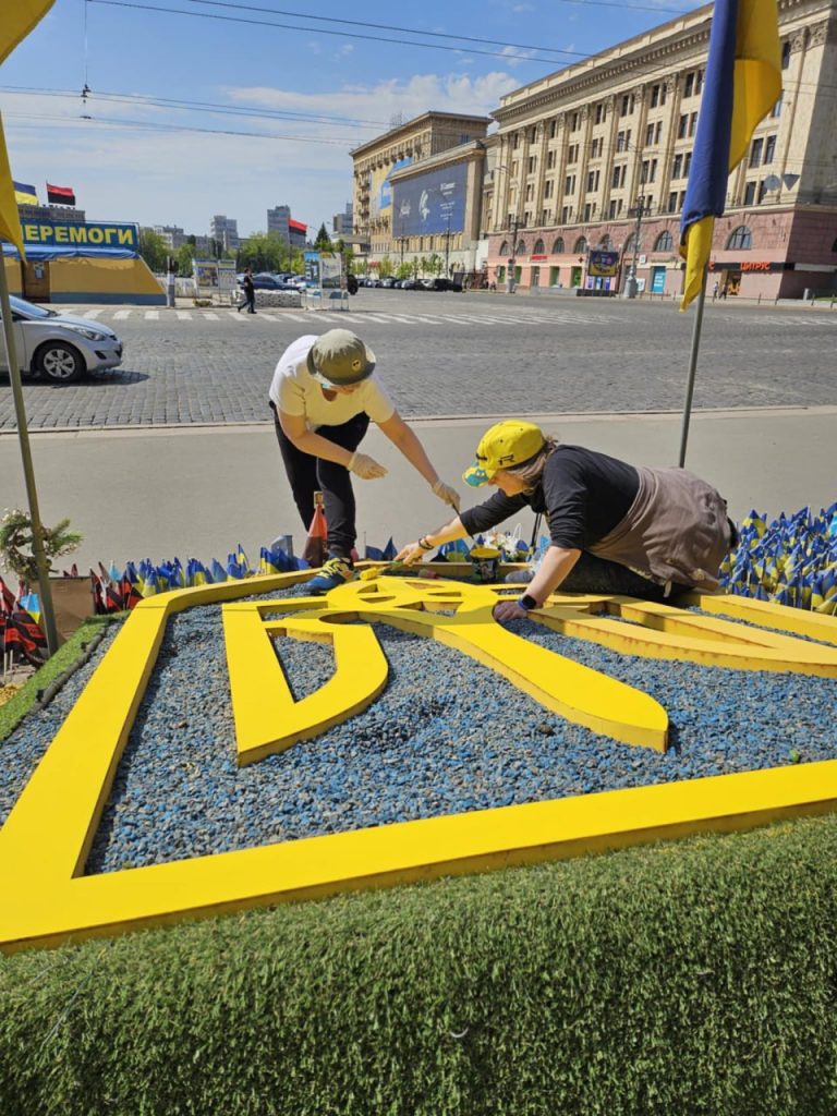 Меморіал з прапорами бригад, які боронять Харківщину біля ХОВА