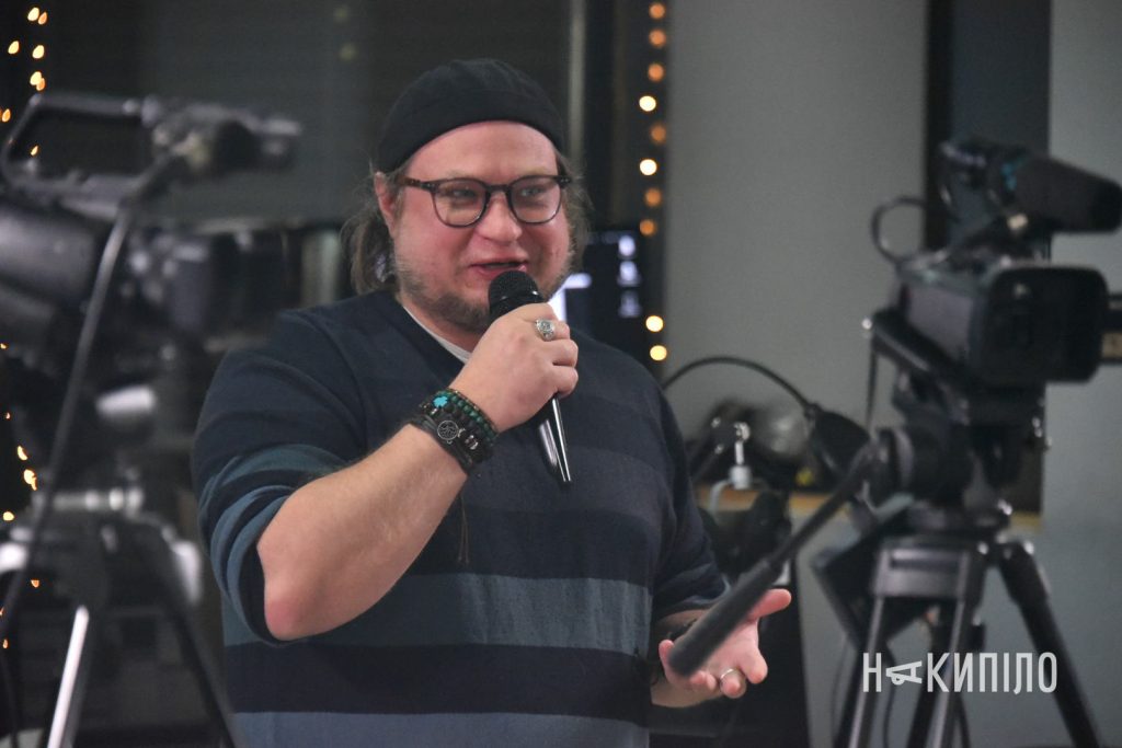 Журналіст ставить питання під час заходу у пресцентрі «Накипіло».