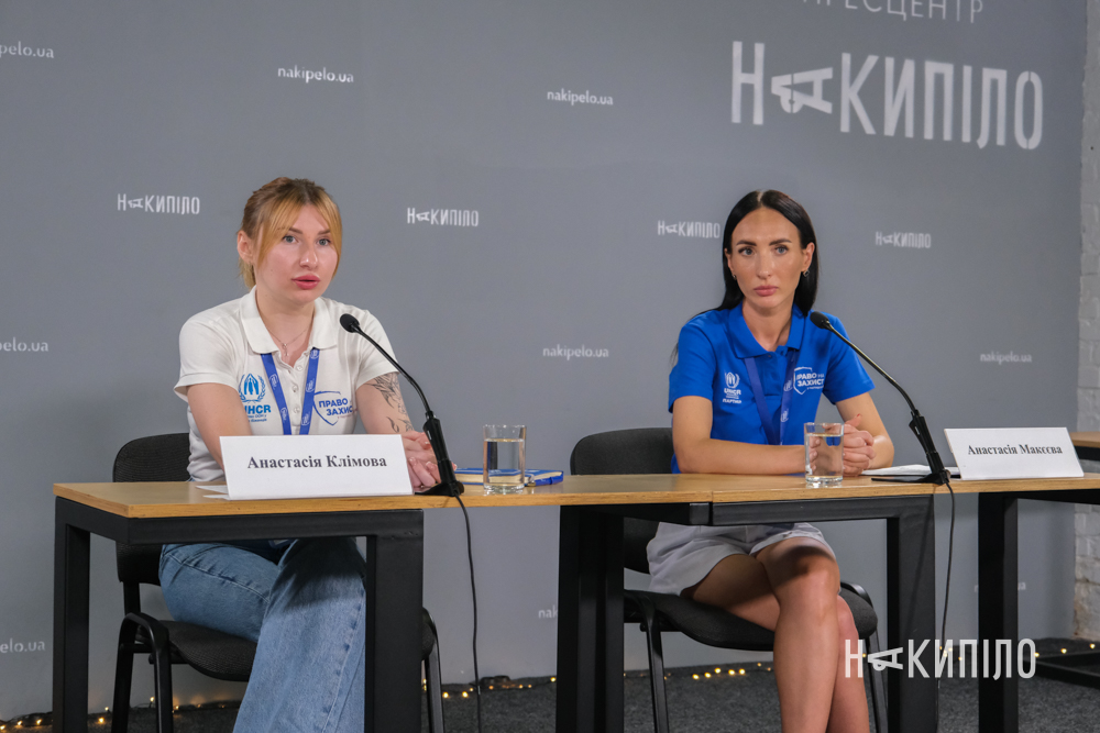 Представниці благодійного фонду «Право на захист» Анастасія Клімова та Анастасія Макєєва виступають у пресцентрі «Накипіло».