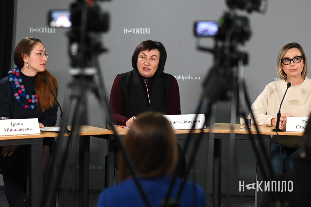 Організатори проєкту «EduBiz» виступають на пресконференції у пресцентрі «Накипіло».