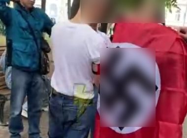 Підлітки позують з свастикою у Харкові