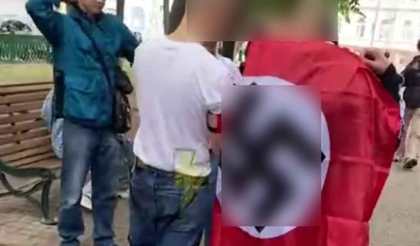 Підлітки позують з свастикою у Харкові