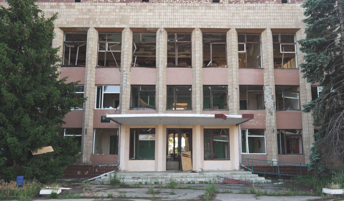 зруйнована будівля в Боровій