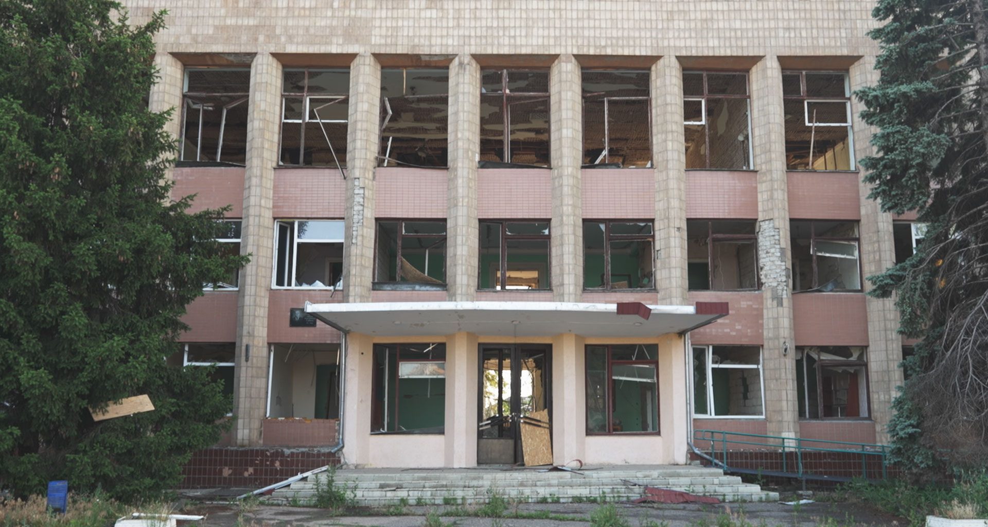 зруйнована будівля в Боровій