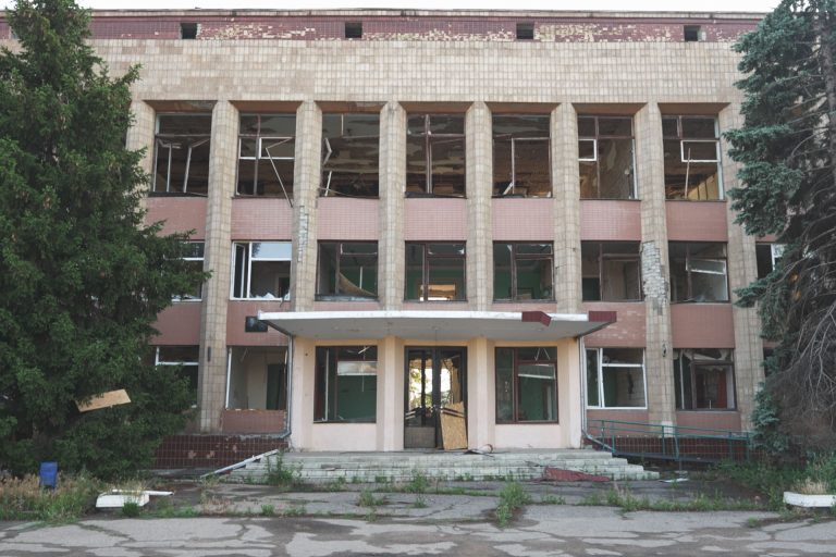 зруйнована будівля в Боровій