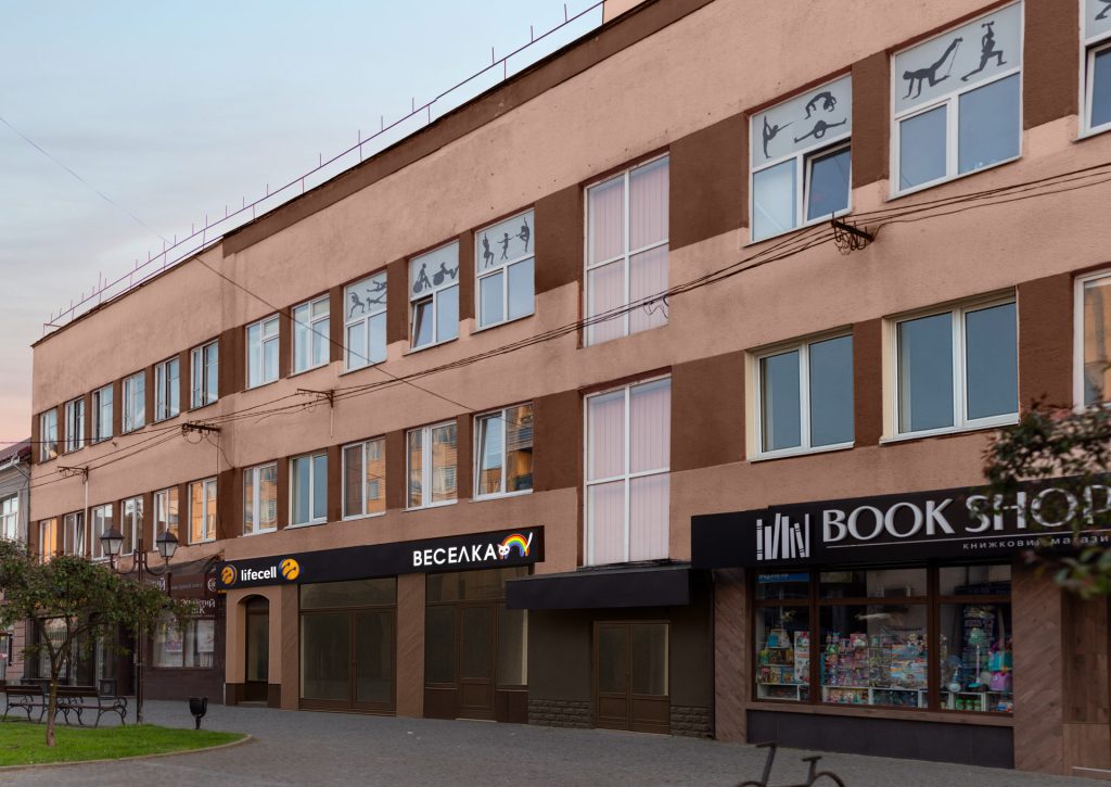 Хуст. Концепція оформлення фасадів магазинів відповідно до дизайн-коду, що забезпечує гармонійний вигляд 

Фото: Варвара Короленко