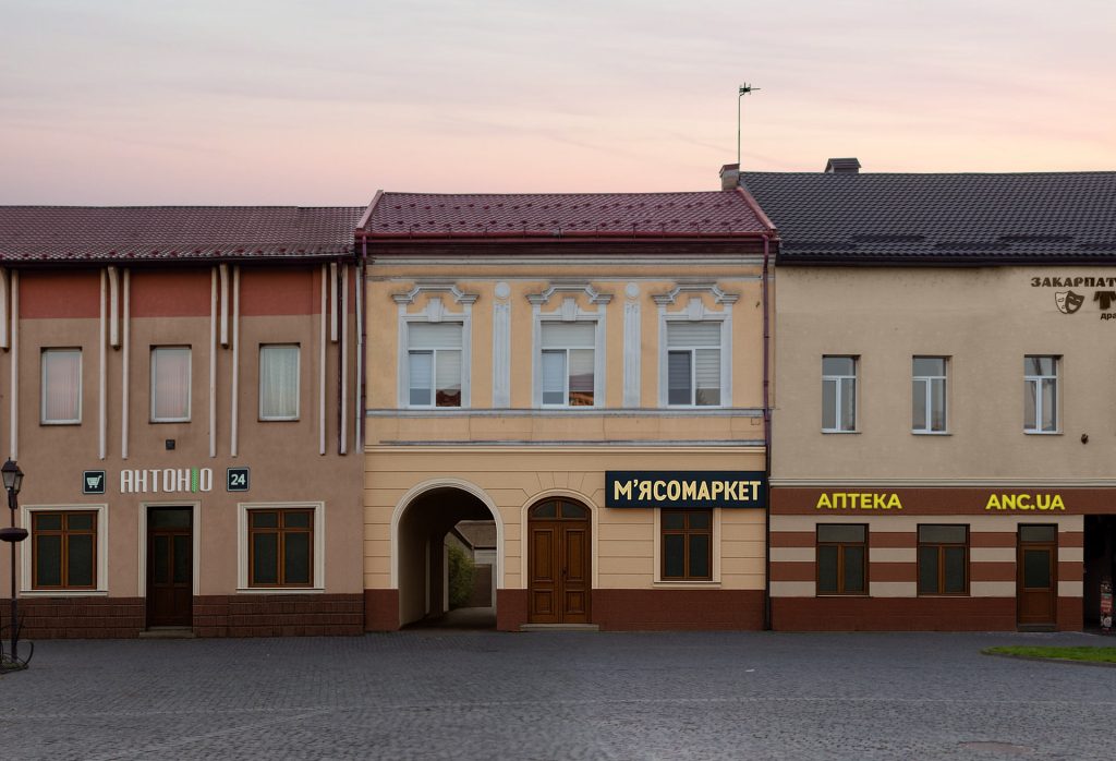 Хуст. Змодельований вигляд цих же будівель згідно з принципами єдиного дизайн-коду
