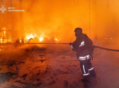 Наслідки російської атаки на термінал «Нової пошти» під Харковом. Фото: ДСНС