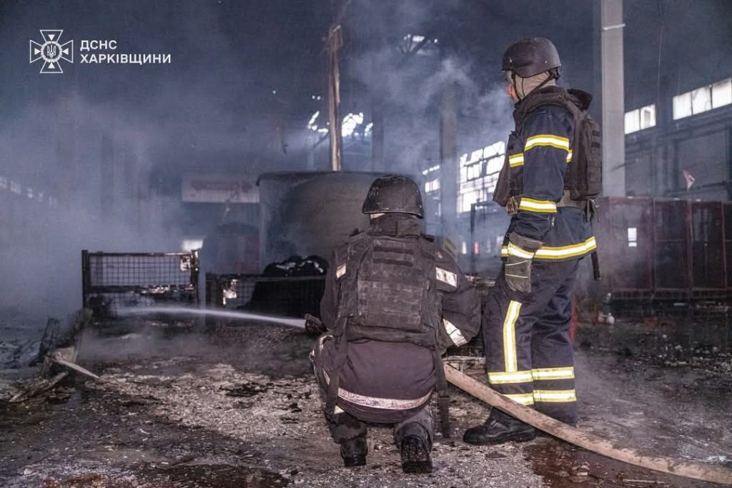 Наслідки російської атаки на термінал «Нової пошти» під Харковом. Фото: ДСНС