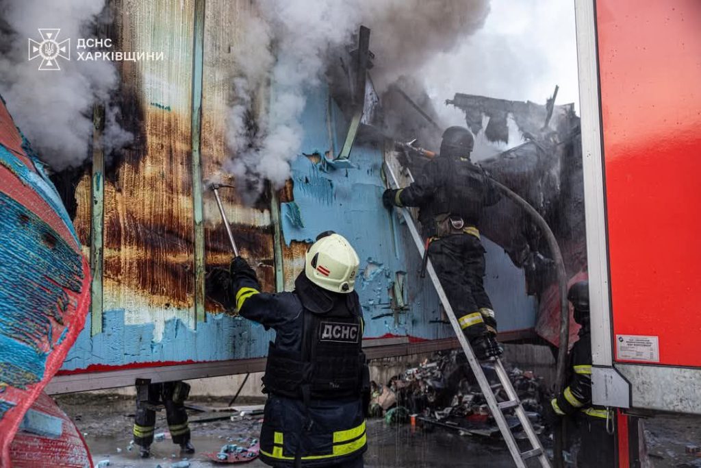 Наслідки російської атаки на термінал «Нової пошти» під Харковом. Фото: ДСНС