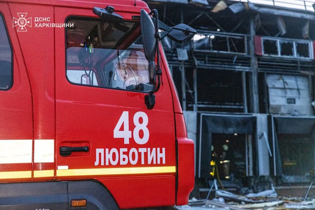 Наслідки російської атаки на термінал «Нової пошти» під Харковом. Фото: ДСНС