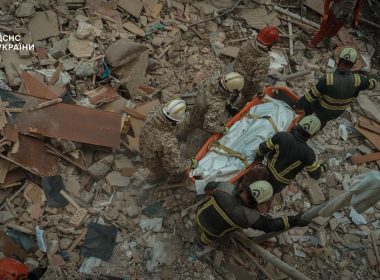 Рятувальники шукають загиблих під завалами будинку в Києві після атаки 17 червня