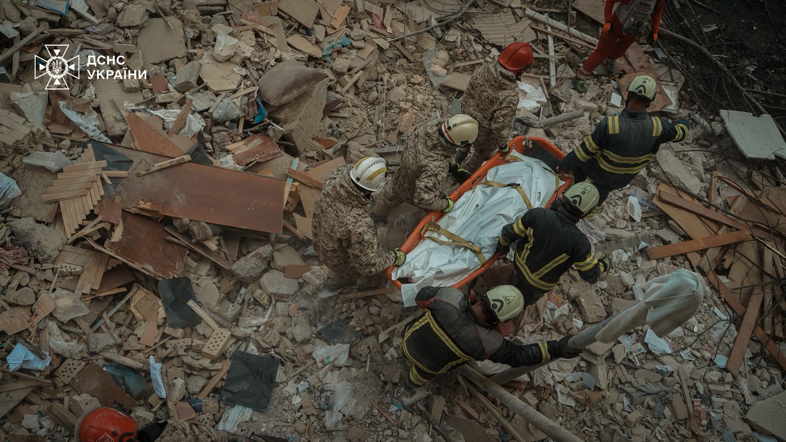Рятувальники шукають загиблих під завалами будинку в Києві після атаки 17 червня